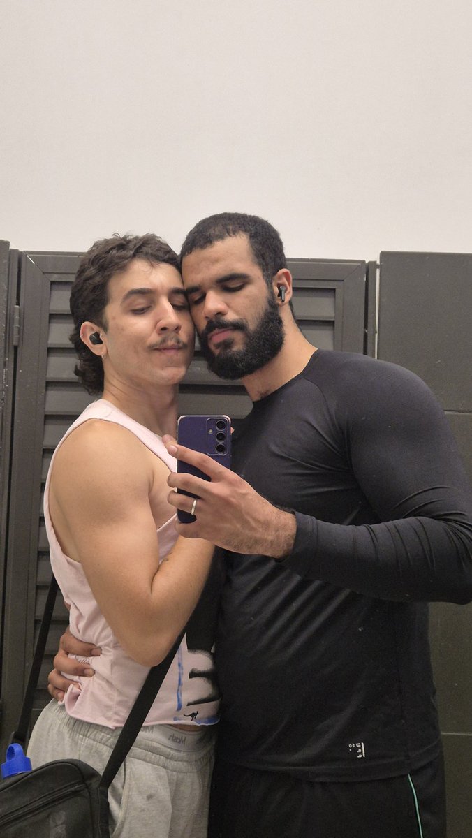 gbrllance's tweet photo. Um casal ombrudo😝 https://t.co/t7rZoJKAbv