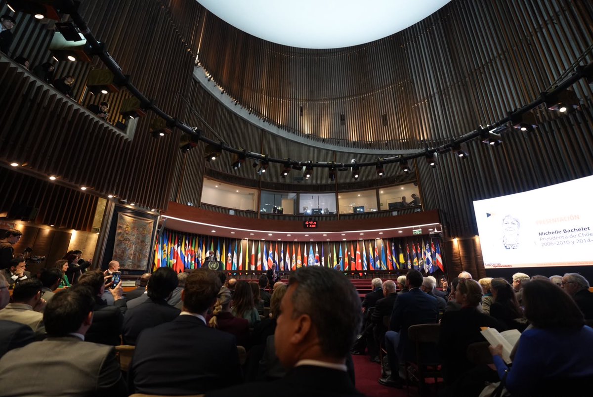 cepal_onu's tweet photo. 🗨️Michelle Bachelet Jeria @mbachelet, expresidenta de Chile 🇨🇱 (2006-2014 y 2014-2018) y copresidenta de la Comisión de la #CEPAL sobre Geopolítica, Globalización y Desarrollo: Más allá de las recomendaciones prácticas, en el informe hay una propuesta sencilla y radical que es la esperanza. La Comisión propone que América Latina y el Caribe cuenta con activos estratégicos que no están siendo aprovechados en su máximo potencial y que, además, adquieren un renovado valor ante el nuevo contexto geopolítico. Estos son:
🔹Recursos naturales
🔹Capacidades productivas, humanas y financieras
🔹La región misma como activo
🔹Influencia política
🔹Poder blando

💬Conformamos la Comisión un grupo muy diverso de personas. No esperábamos encontrar acuerdo en todo, pero encontramos acuerdo en mucho. Que esto nos sirva como recordatorio de que a veces magnificamos las diferencias y nos hundimos en las trincheras, distanciándonos de aquellos sin cuyo acuerdo no es posible avanzar en proyectos ambiciosos y grandes travesías colectivas. El problema de la democracia es que nos necesitamos los unos a los otros para alcanzar resultados, pero esa también es su gran virtud y su cualidad redentora.