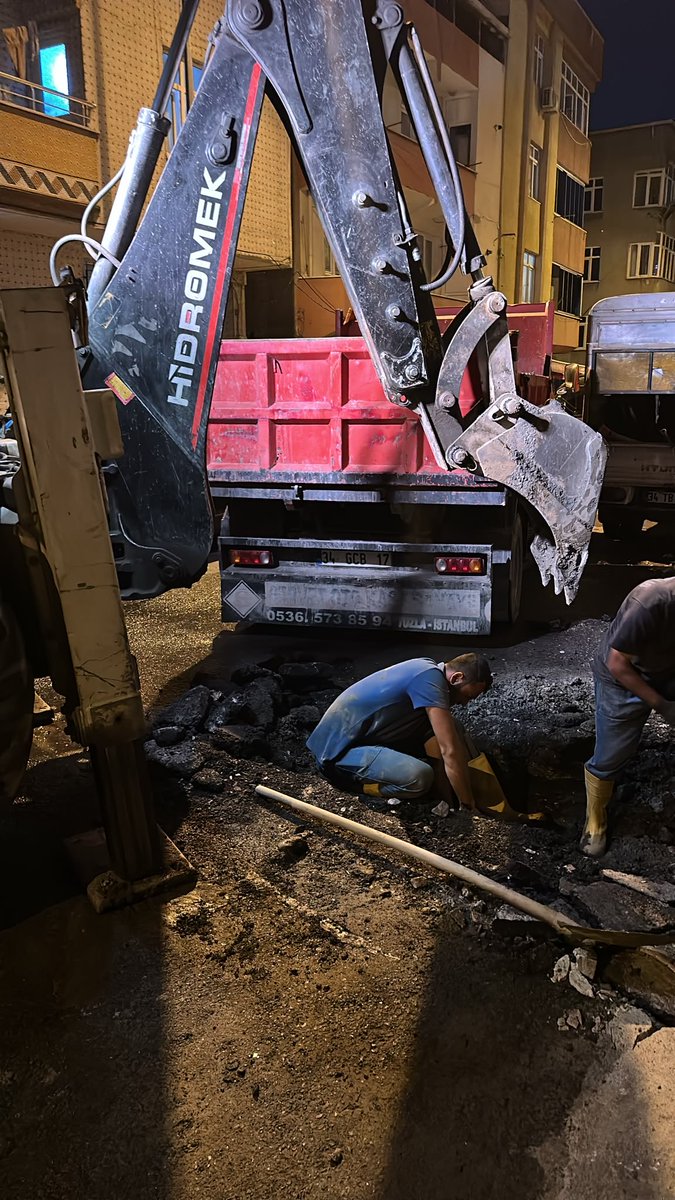 tayyaroz's tweet photo. İSKİ Çalışıyor 
Sultangazi ilçemizde gece gündüz 7/24 çalışıyoruz. Tüm ekip arkadaşlarımızın emeklerine sağlık. https://t.co/m3HRWk4rhj