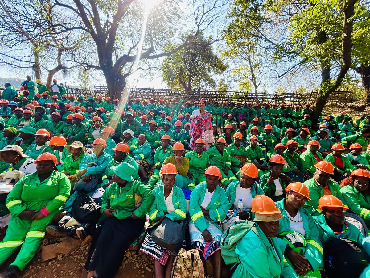 BerniceSwarts1's tweet photo. Deputy Minister Bernice Swarts with Women from TMAC Who actively working to clean and restore the river system in Venda , Limpopo. 🇿🇦
#AdoptARiver #TMAC #Vhembe #RiverRestoration #WetlandRestoration https://t.co/NAKVTzdub5