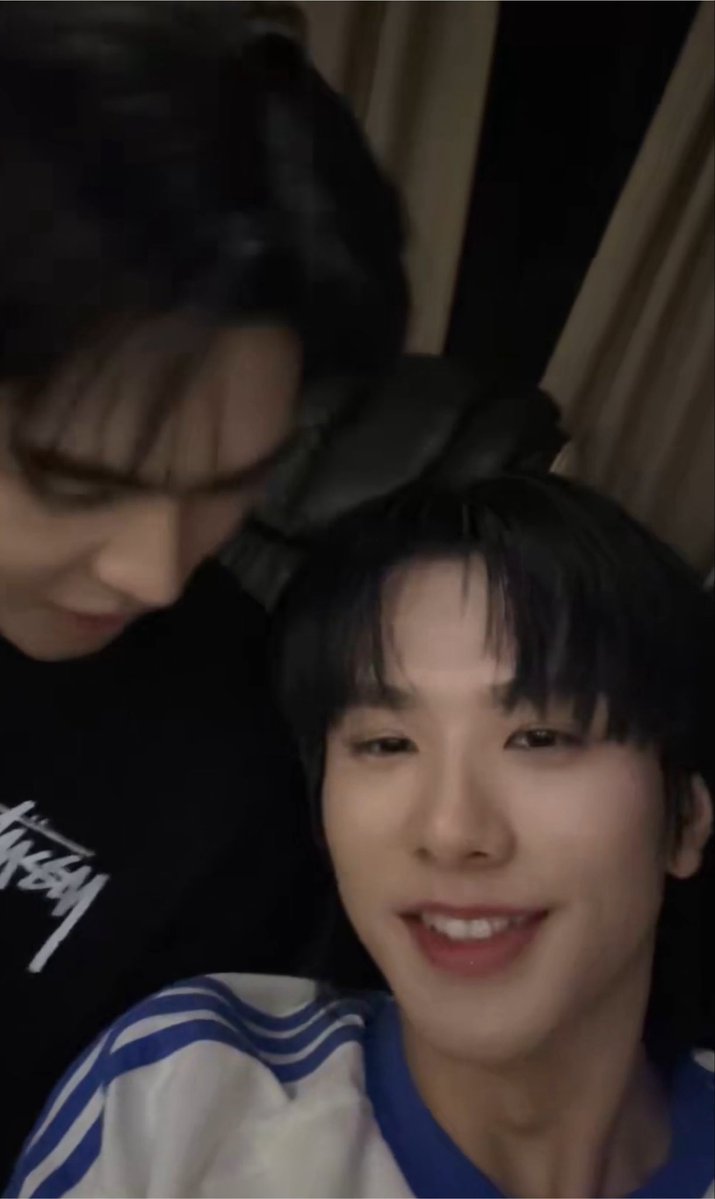ryugakuseii's tweet photo. ตอนพี่อู๋ก้มหน้ามา นี่ก็ว่าตัวเองกลั้นหายใจแล้วนะ แต่พอจังหวะที่น้องเส้ปช้อนตา เงยหน้ามองเท่านั้นนนล่ะ ทรศเกือบร่วง !!! ฮืออ ห่างแค่คืบเดียวจริงๆ ใกล้ขนาดนั้นมันต้องมีเสียงหัวใจใครสักคนเต้นตุ้บๆบ้างละเว้ย ㅠㅡㅠ 🫵🏻🫵🏻🫵🏻

#29สิงหาคมมีแฟนบอย
#รักสุดใจนายแฟนบอยSeries
#MrFanboySeries https://t.co/WYKjc01CwO