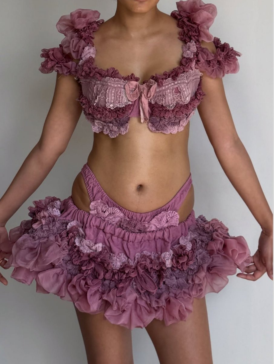 hadestechvoid's tweet photo. Melanie Martinez hades tour outfits - A thread 🧵 https://t.co/NODXrKS7RQ