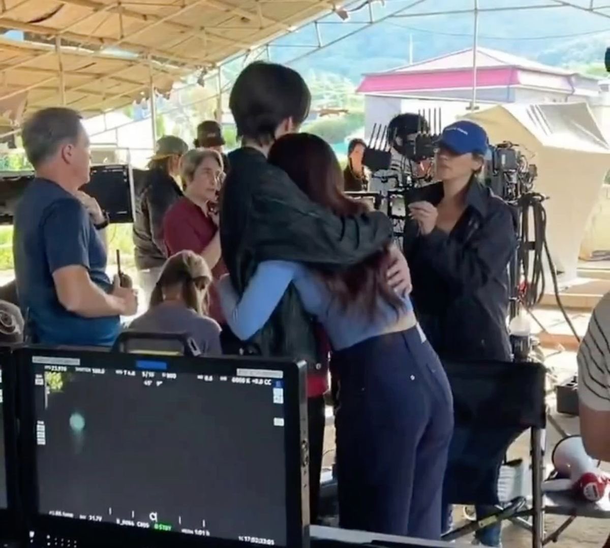 fairyxlcve's tweet photo. s2 vs s3 bts annasangheon hug 🥹 https://t.co/fceaenjfTP
