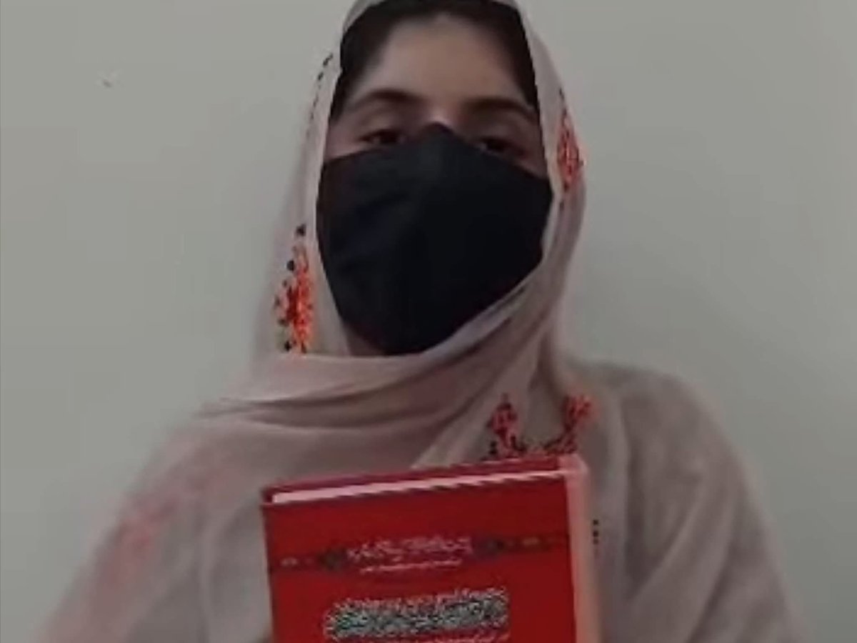 MohsinBaloch_7's tweet photo. خضدار: شہزاد سٹی میں نامعلوم افراد کی فائرنگ کے نتیجے میں اسماء جتک کے والد، ماسٹر عنایت اللہ جتک جاں بحق ہوگئے۔ذرائع
یاد ہو کہ فروری 2025 میں سردار ثناء اللہ زہری کے بدمعاش خاص ظہور جمالزئی نے اسماء جتک کو زور زبردستی اغواء زبردستی اسماء سے شادی کرنا چاہتا تھا ۔ 
عوامی دباؤ کے بعد اسماء کو چھوڑ دیا گیا۔ اسی وقت ظہور جمالزئی نے اعلانیہ طور پے کہاں تھا کہ میں اس خاندان کو زندہ نہیں چھوڑوں گا۔
آج اسماء جتک نے سوشل میڈیا پر آکر یہ بات کہی تھی کہ ہمیں قتل کیا جائیگا۔ 
تو اس کی والد ماسٹر عنایت جتک کو دن دہاڑے شہید کیا گیا