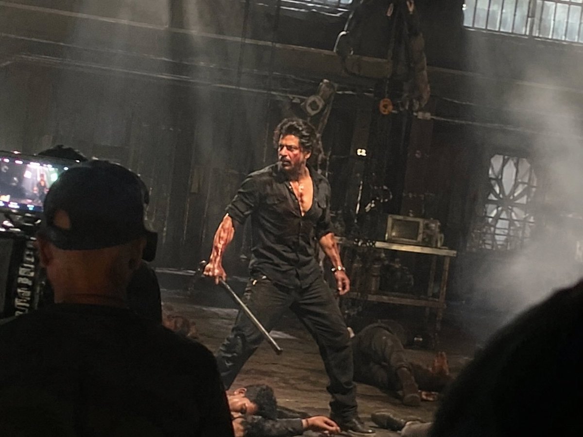 anand_bhsn's tweet photo. A leaked glimpse from #King is finally here! 🔥

#ShahRukhKhan is looking more fierce and dangerous than ever... Just one look and the internet has already gone crazy.

#King has blockbuster written all over it.. @justSidAnand bring it on!!! 🙌 https://t.co/YQVRHghFSs