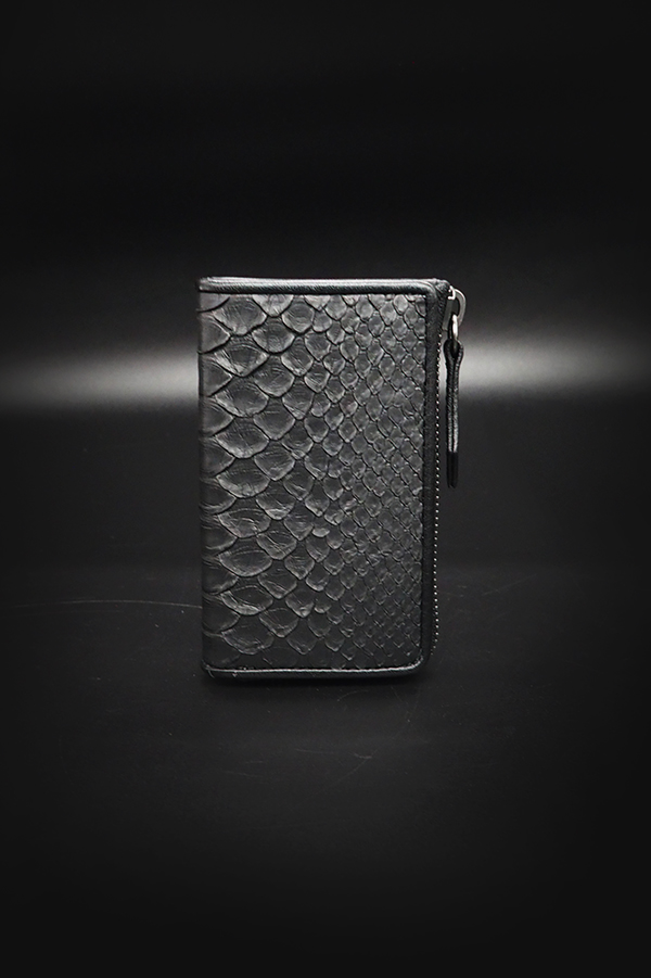RizardHead's tweet photo. 手のひらに収まる端正なLittle Zip Wallet。 外装はダイヤモンドパイソンのバックカット、インナーにはモンタナ社製イタリアンレザーを採用。 内貼りまでフルレザーで仕立てた、静かな存在感を放つコンパクトウォレットです。

下記よりお買い求めできます↓
¥40700(税込）
https://t.co/rFvJjP5erj https://t.co/fRI0SIKc7c