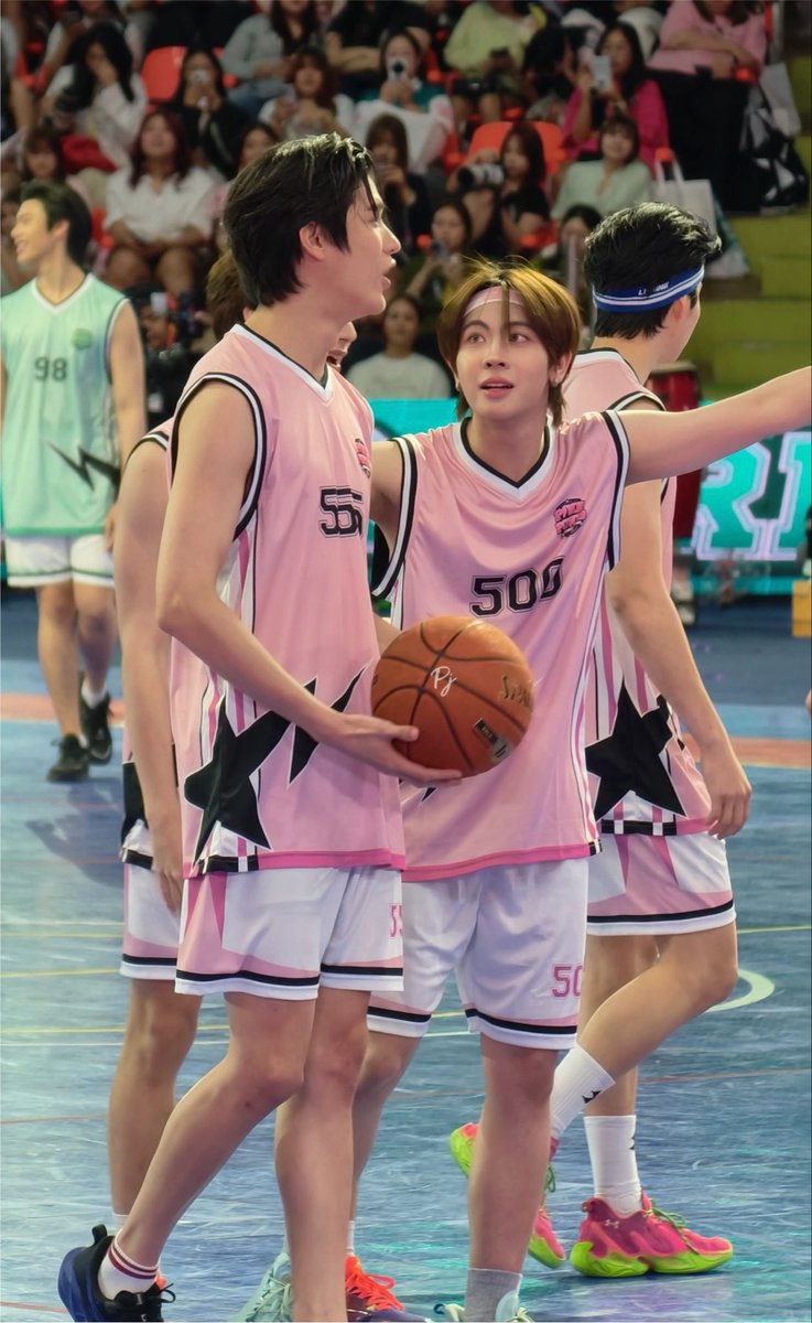 Powderje's tweet photo. เฟิร์สอยู่คนอื่นว่าตัวเล็กแล้ว อยู่กับจิมมี่ คือ จิ๋วหลิ่วมาก เอ็นดูองศาการเงยหน้าคุยมาก   #Firstone https://t.co/Ns8qth5Pz1