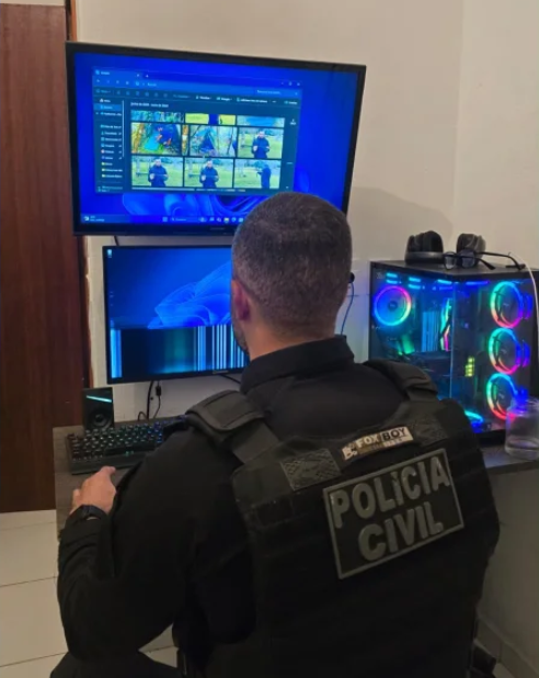 republiqueBRA's tweet photo. 🚔 💥 Polícia Civil realiza operação para desarticular um grupo que planejava atentados em Brasília durante as eleições deste ano. https://t.co/3KSBD7qU78