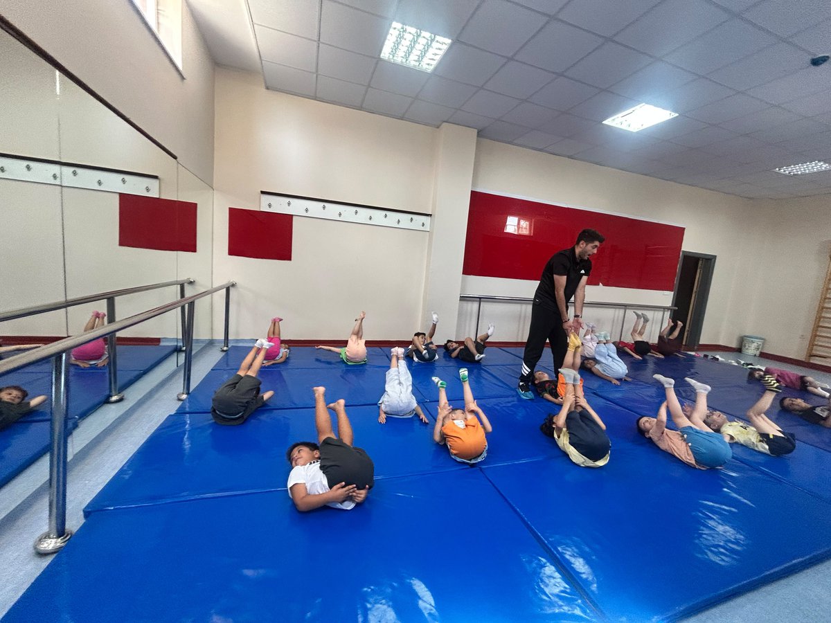 bahcesehir_van's tweet photo. Bugün Yaz Okulunda öğrencilerimiz; Yüzme, Jimnastik ve BSK dersleriyle hareket ederek öğrendi, gelişerek keşfetti. Yaş gelişim özelliklerine uygun uygulamalarla motor becerileri, koordinasyonları ve özgüvenleri desteklenirken her anı nitelikli bir öğrenme deneyimine dönüştü.💙❤️ https://t.co/DQXdNVE3X4