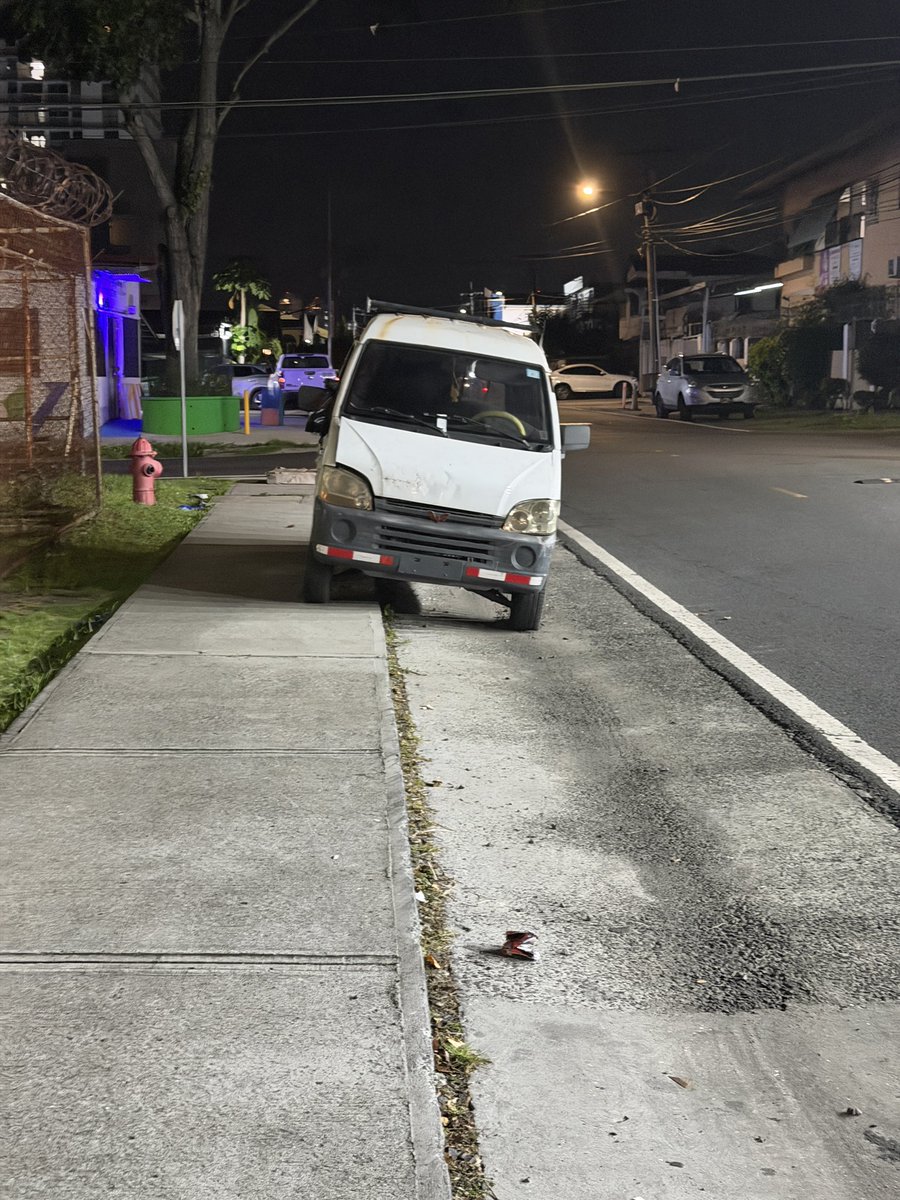 fuertesbs's tweet photo. @Parque_Lefevre favor remover este vehículo . Lleva más de un mes ahí . Dañado vidrios rotos . Ocupando espacio para caminar . Criadero de mosquitos y roedores . Se le agradece removerlo .  Está a un costado de gimnasio Gringo de la Guardia . https://t.co/nVgD0krpw7