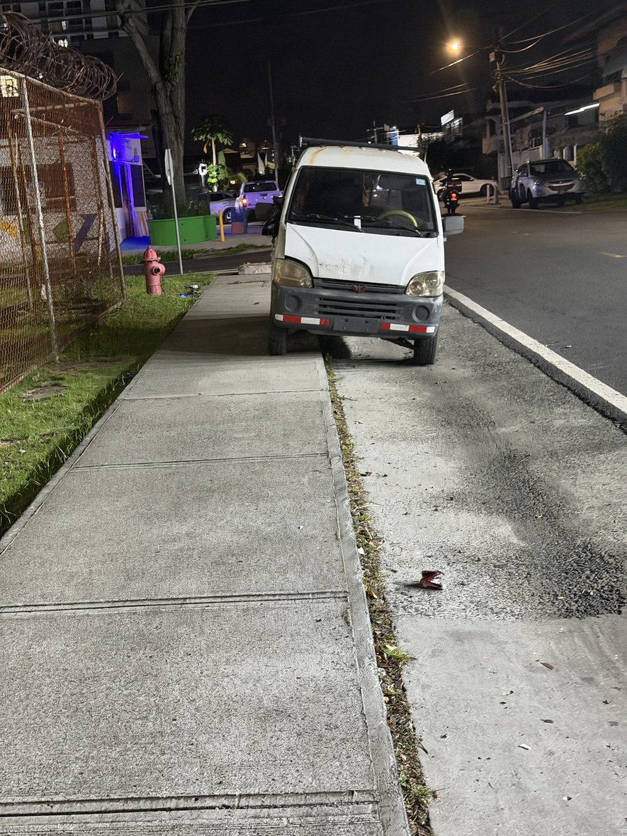 fuertesbs's tweet photo. @Parque_Lefevre favor remover este vehículo . Lleva más de un mes ahí . Dañado vidrios rotos . Ocupando espacio para caminar . Criadero de mosquitos y roedores . Se le agradece removerlo .  Está a un costado de gimnasio Gringo de la Guardia . https://t.co/nVgD0krpw7