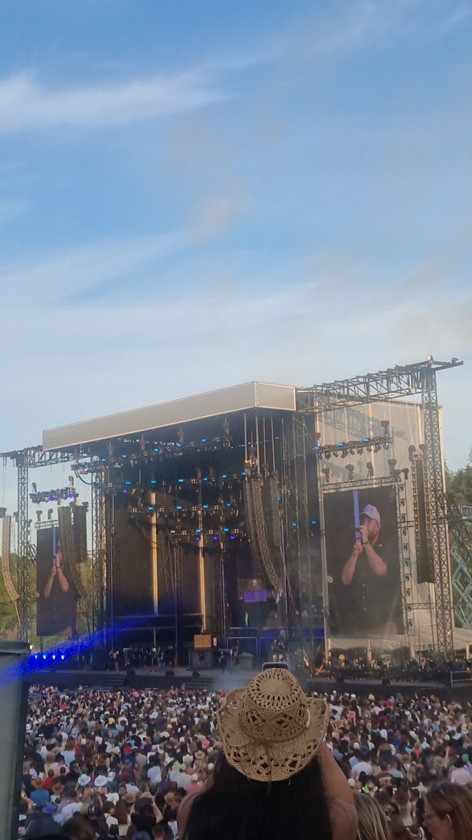 robbieflynn89's tweet photo. I've had worse days at the office 👮🏻‍♂️ 🤠 🎸....Luke Combs @ Slane Castle https://t.co/3ZFF3KLY3V