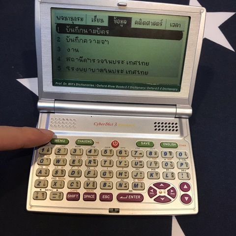 yoursxbibi's tweet photo. Talking dict ของป๊า นี่ชอบขอเล่นเกมในนั้น5555 https://t.co/8Gah7YoZ3V