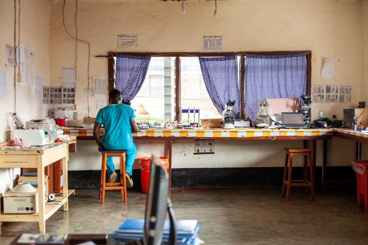 fhi360's tweet photo. Safe Ebola testing starts with protecting the people doing the work.
Through STRIDES, funded by @USForeignAssist, @FHI360 is strengthening lab capacity in DRC to provide targeted support for safer, faster testing.
#GlobalHealthSecurity #FHI360EbolaResponse @USEmbKinshasa https://t.co/TzwtQFZz6R
