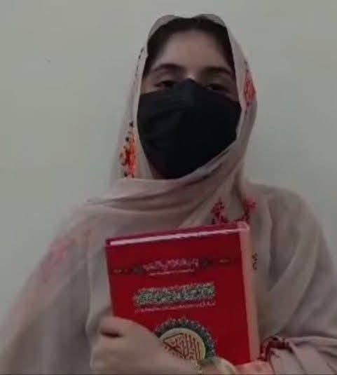 Mahzeb_Shafiq's tweet photo. اسماء جتک نے آج صبح قران پاک ہاتھوں میں لئے ایک ویڈیو بیان جاری کرتے ہوئے فریاد کیا تھا کہ سرکار اور سردار ملے ہوئے ہیں اور مجرموں کے خلاف کوئی قانونی کاروائی نہیں ہورہی۔

چند گھنٹوں بعد اسکے والد کو قتل کردیا گیا ہے۔

یے ہے بلوچ کہ لئے ریاست جو بضد ہے کہ مجھے ماں کہو۔ https://t.co/rgFRdFIJ2m