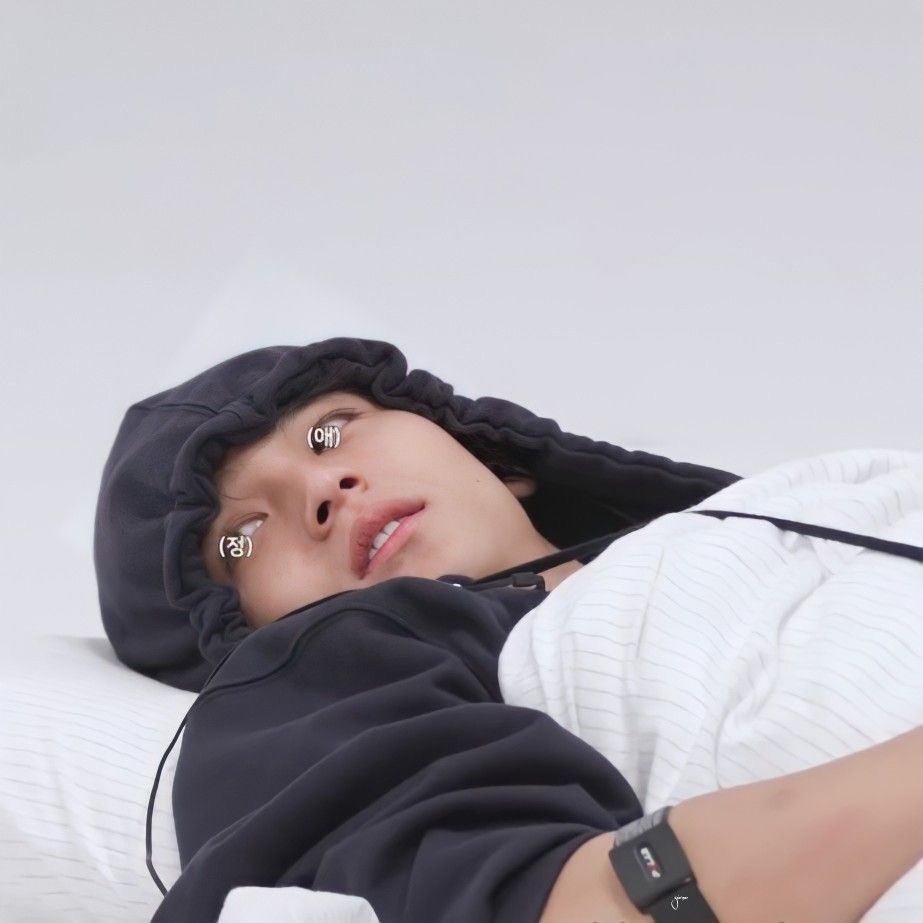 allmilove's tweet photo. • Double Trouble •

🐱: Abang jagain brambang bentar, aku kebeletttt.
🐶: zzZzzzZZZ…. 😴
🐱: Abang bangun!!! 
🐶: eh iya yank, apa? 🫩
🐱: Jagain anak kamu, aku mau pup. 🏃🏻💨

👶🏻: Hehe medd~ 😄
🐶: BABEH LOH BABEEEH!! hadeeeh udah berapa kali dibilangin…. 😩
👶🏻: Medd *noel* 😄👉🏻
🐶: Babeh nak, BABEH!! Bilang BABEH NGGA?!
👶🏻: ….. 🥺 hiks.
🐶: Eh, ga marah! Babeh ga marah!! Jangan nangis 😩
👶🏻: Med 😄
🐶: Babeh.
👶🏻: Med…
🐶: Babeh auh 😩
👶🏻: Meh… mmedh… buh 😮‍💨
🐶: Kamu tuh paham, sebenernya kan? Sebenernya bisa panggil babeh kan???? cuma kamu anak walah wandoyo, jadi sengaja ita kan? 😒
👶🏻: nyenyen… 😗
🐶: Wkwkkw kalo ngga med, nyenyen yang lu tau bram. Ngga ada nenen, nenennya kita lagi pup.
👶🏻: Nyen Mmed… 😔
🐶: Babeh…
👶🏻: Meyd ._.
🐶: Babbbeeeehhh.
👶🏻: Meyyddhh 😆
🐶: Babeh.
👶🏻: med!
🐶: Babeh!
👶🏻: Babbbph…
🐶: 😲???
👶🏻: babababbb ^^
🐶: Nah iyu ayo dikit lagi nak 😭 ayo bilaaaang Baaaabeeeeh.
👶🏻: Baabbb—- burphh 🤤
🐶: Wkkwwk eh ga mainin liur. Sekali lagi coba, Baaaaaa~~ beeeeh.
👶🏻: Beee!
🐶: NAH tinggal disatuin. Babeh.
👶🏻: Babbbe 😄

🐶: *shock* 🫢
👶🏻: Bebe~~ 🥰
🐶: Hah? coba sekali lagi nak ? 🥹
👶🏻: Babe~~
🐶: YANKKKKKKKK!!! AYO KITA SYUKURAN POTONG SAPI YANK, ANAK KITA AKHIRNYA BISA PANGGIL AKU BABEH!!! AYAAAAAANKKKK HUEAAAA 😭😩😭❤️💕💞💓💘
🐱: *teriak dari kamar mandi* JANGAN TERIAK-TERIAK DIRUMAH ABANG MAMET AUHHHHHHHH!!! 
👶🏻: Met Awooh! ._.
🐶: Yaelah yank 😭