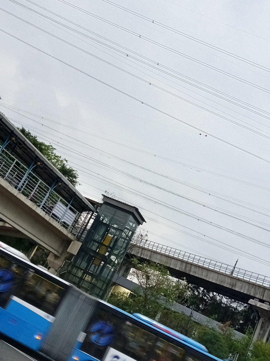 leocawang's tweet photo. Gw sebel lihat biew Cawang central soalnya udah se estetok ini tapi deket sama tiang listrik 😭😭 https://t.co/VhINMQIMQ5
