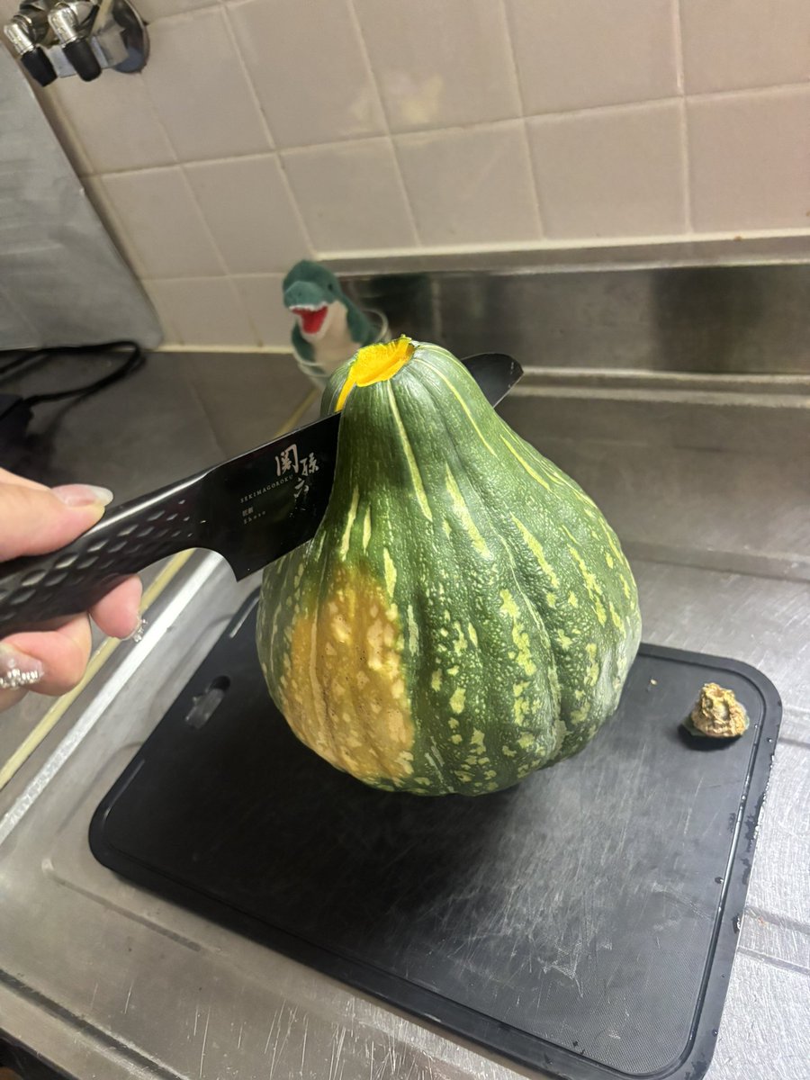 loLo_0140's tweet photo. こんな時間になんでかぼちゃと奮闘してるんだろう🎃硬くてきれない https://t.co/E2DiAJNz9m