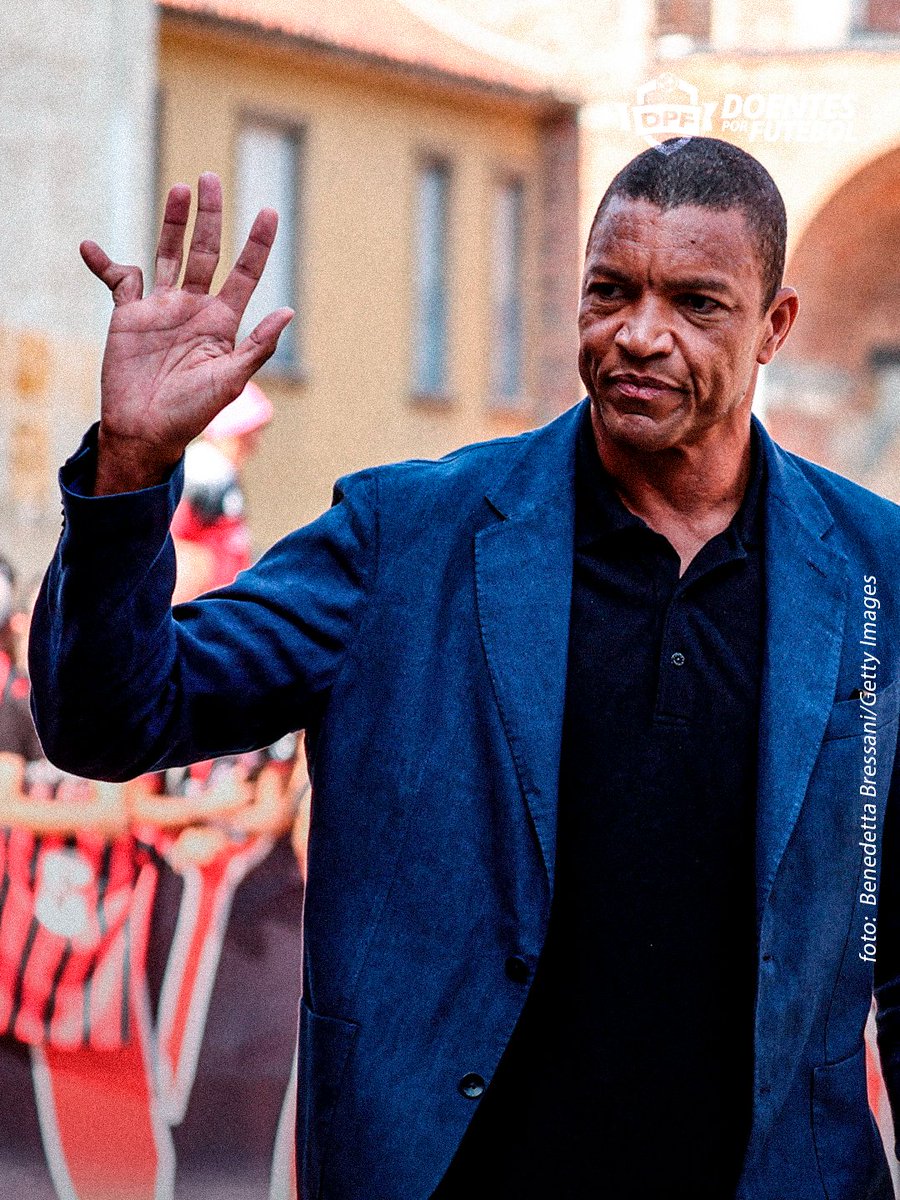 DoentesPFutebol's tweet photo. Dida esteve presente na despedida de Franco Baresi, junto de outros jogadores gigantes do Milan.

No detalhe, os dedos dele. Ossos do ofício. Um goleiro que nunca mais vimos igual com a nossa seleção.

Lembra outro lendário: Manga. https://t.co/mvAus9toKO