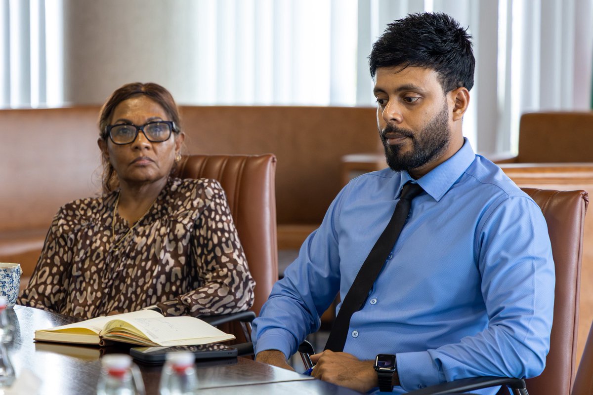 MFAORmv's tweet photo. ވަޒީރު އަޙްމަދު ޝިޔާމް، "ޒުވާން ދަނޑުވެރިޔާ" ޢަބްދުﷲ ރަމްޒީއާ ބައްދަލުކުރެއްވުން.

އޮންލައިންކޮށް ބޭއްވި މި ބައްދަލުކުރެއްވުމުގައި، ދަނޑުވެރިކަމުގެ ދާއިރާގައި ދިމާވާ ގޮންޖެހުންތަކާއި، ދަތިތަކާ ގުޅޭ މަޢުލޫމާތު ރަމްޒީ ވަނީ ވަޒީރާ ހިއްސާކުރައްވާފައެވެ. މި ގޮންޖެހުންތަކަށް ޙައްލެއް ހޯއްދަވައިދެއްވުމަށް ވުޒާރާގެ ފަރާތުން މަސައްކަތް ކުރައްވާނެ ކަމުގެ ފުރިހަމަ ޔަޤީންކަން ވަޒީރު ދެއްވިއެވެ. މީގެ އިތުރުން، ދަނޑުވެރިކަން ކުރިއެރުވުމަށްޓަކައި ވުޒާރާއާ ގުޅިގެން ކުރިއަށް ގެންދެވިދާނެ ކަންތައްތަކާ ގުޅޭގޮތުން ދެފަރާތުން ވަނީ ފުޅާ ދާއިރާއެއްގައި މަޝްވަރާކުރައްވާފައެވެ.