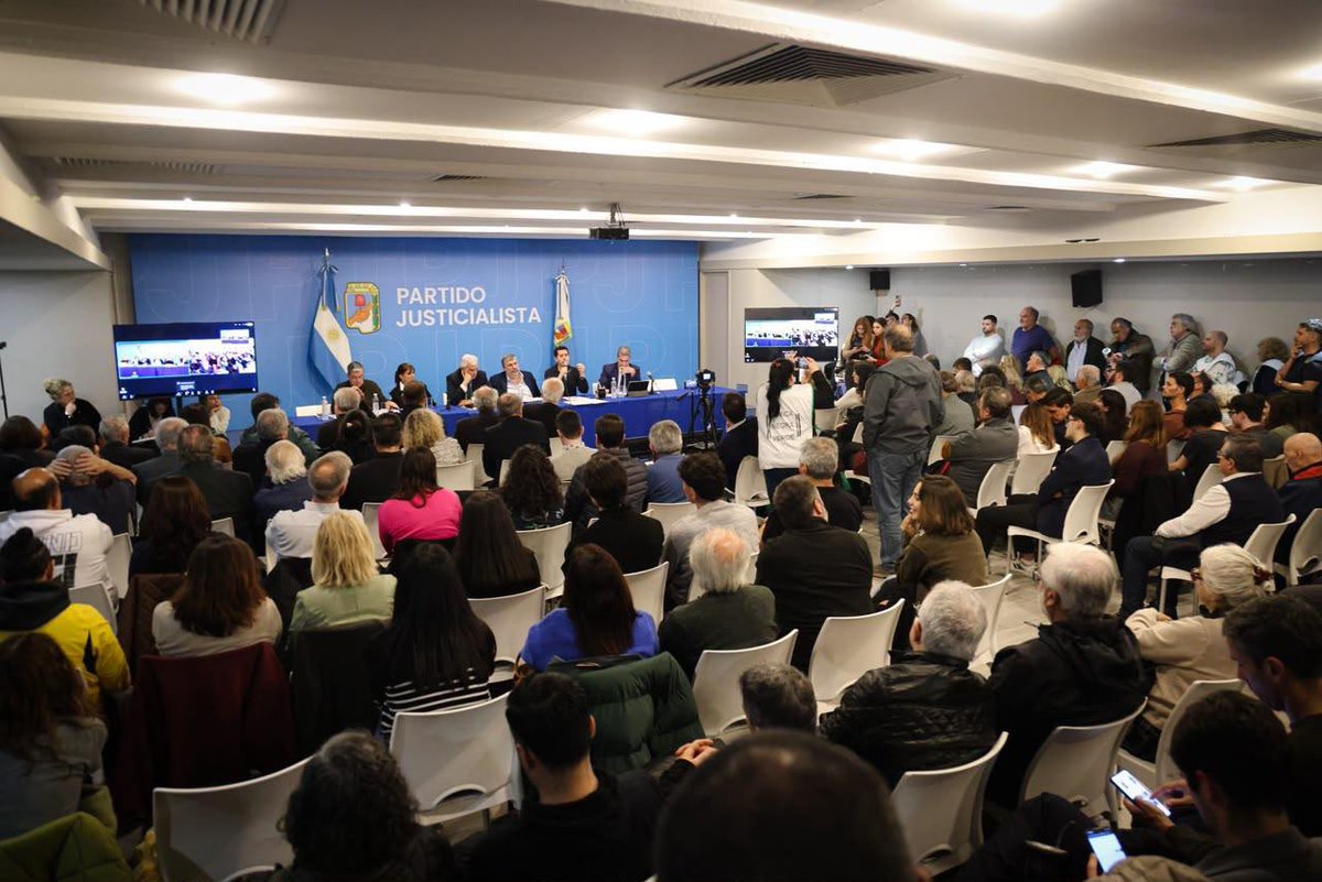 p_justicialista's tweet photo. 6 DE AGOSTO: TODOS AL CONGRESO

De cara a la sesión del próximo jueves, nos reunimos en el Partido Justicialista para conversar sobre la importancia de defender la Ley de Tierras y frenar el proyecto de extranjerización del Gobierno.

Este 6 de agosto, nos vemos en Plaza Congreso para defender nuestra tierra y nuestra soberanía.