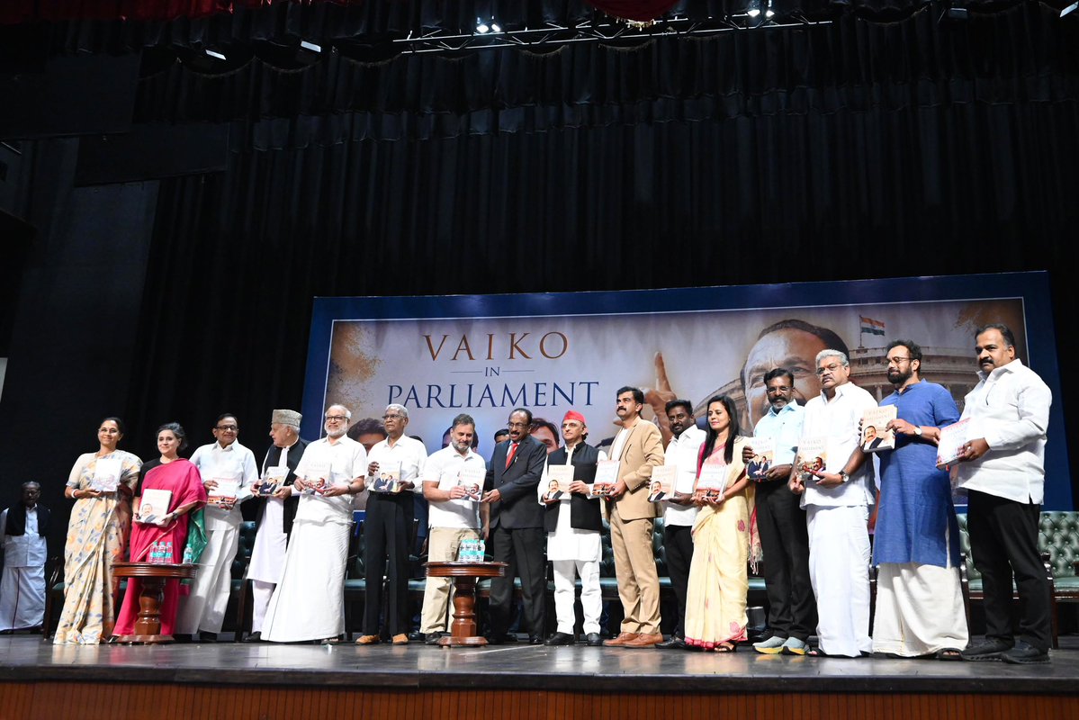 yadavakhilesh's tweet photo. ‘Vaiko in Parliament’ नामक पुस्तक के विमोचन समारोह में। 

#Constitution_Club_NewDelhi https://t.co/KeFx21SaRO