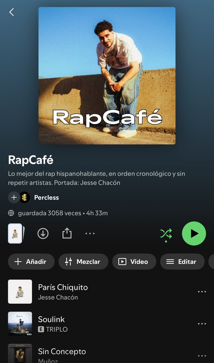 Percless's tweet photo. ¿Está bien representado el rap español en las plataformas digitales? Vamos a verlo con datos...

Todos lxs raperxs pequeñxs cruzan los dedos cuando llega el viernes de estreno de su sencillo, su EP o su álbum. Siempre les han dicho o han oído que si los deberes están bien hechos y han pitcheado correctamente su lanzamiento, tendrán posibilidades reales de colarse en la principal y quizá la única lista editorial de rap español del gigante verde de la escucha en línea. En la inmensa mayoría de casos por no decir en todos, acaba pasando lo mismo: no entran ni por asomo. No sabemos con certeza cómo funcionan los procedimientos del equipo que se encarga de las curadurías en nuestro país, pero sí podemos analizar la situación con lo que hay. 

En la imagen de la izquierda tenéis el escaparate más grande de esta nuestra escena y casi del idioma. Desglosándolo punto a punto se entenderá su estado.

De las 50 canciones que figuran, la distribución por años está así:

· 28 canciones de 2026
· 14 canciones de 2025
· Tres canciones de 2022
· Dos canciones de 2019
· Una canción de 2023
· Una canción de 2020
· Una canción de 2018

Un 44% de las canciones no son de este curso. Podemos concluir que en este aspecto no se representa el estado real del rap español en términos de actualidad.

De las 50 canciones que figuran, la distribución por artistas está así:

· Dos artistas salen seis veces
· Dos artistas salen cinco veces
· Un artista sale cuatro veces
· Cinco artistas salen tres veces
· Nueve artistas salen dos veces

Hay más artistas repetidos que artistas con apariciones únicas. Podemos concluir que en este aspecto no se representa el estado real del rap español en términos de variedad.

De las 50 canciones que figuran, la distribución por oyentes está así:

· Un artista tiene más de seis millones
· Un artista tiene más de cinco millones
· Dos artistas tienen más de tres millones
· Un artista tiene más de dos millones
· Siete artistas tienen más de un millón
· Dos artistas tienen más de 900.000
· Dos artistas tienen más de 800.000
· Dos artistas tienen más de 700.000
· Seis artistas tienen más de 500.000
· Tres artistas tienen más de 400.000
· Tres artistas tienen más de 300.000
· 10 artistas tienen más de 200.000
· Nueve artistas tienen más de 100.000
· Dos artistas tiene más de 70.000
· Dos artistas tienen más de 30.000
· Dos artistas tienen menos de 10.000

De estos seis últimos artistas por debajo de la centena de millar, solo uno es el publicador de su respectiva canción, los otros cinco son artistas colaboradores que están ahí por ser su canción la publicación de un artista ya asentado. Podemos concluir que en este aspecto no se representa el estado real del rap español en términos de accesibilidad.

¿Qué pasa con esto? Bueno, no es un ataque al equipo que selecciona, si no una invitación a mejorar y a tomar estas estadísticas en cuenta. Vivimos en una época donde hay más música de la que podemos escuchar, pero eso no es una excusa para una empresa de tal magnitud a abarcar tan poco.

A pesar de todo esto, quedaos tranquilxs. Yo mismo dirijo la que te recomiendo como la mejor alternativa habida hasta hoy. En la imagen de la derecha tenéis una lista que dura el doble y donde todas las canciones son de este año, los artistas figuran una sola vez y se tienen en cuenta a todos los países y lenguas hispanohablantes, desde España hasta Latinoamérica, desde el castellano hasta el vasco. Todos los lunes entran las novedades de la semana anterior y las podéis hacer llegar a contacto(arroba)percless(punto)com.

Dan igual vuestros oyentes, otra forma de conocer nuestro rap es posible. Guardadla, disfrutadla y compartidla. Por la cultura.