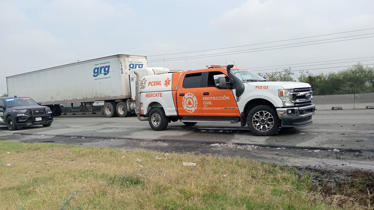 PC_NuevoLeon's tweet photo. 🚨 Incendio de vehículo en Escobedo 🚨

Elementos de Protección Civil Nuevo León atendieron el incendio de la caja de un tractocamión sobre el Libramiento Noreste, km 26.

✅ No se reportan personas lesionadas.

⚠️ Se presentan afectaciones en la vialidad. Conduce con precaución. https://t.co/Sc2cnbGd7T