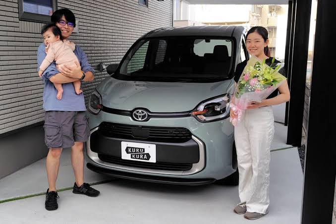 toyotamura_'s tweet photo. トヨタのシエンタが売れる理由、めちゃくちゃ分かる。
アルヴェルやノアヴォクほど大きい車はいらない。
でも、たまにじいじ・ばあばを乗せて7人で出かけたい。

・普段は4人＋後ろに荷物。
・子どもがいるからスライドドアは欲しい。
・先進装備もちゃんと欲しい。
・そして、価格は抑えたい。

この「日本の普通の子育て家庭が欲しいところ」を、絶妙なサイズに全部詰め込んだのがシエンタなんだと思う。

私の周りでも本当に乗ってる人が多い。
尖った車ではない。
でも「これでいい」じゃなくて、
「これがいい」が積み重なっている。
そりゃ売れるよなぁ。
本当にいい車。