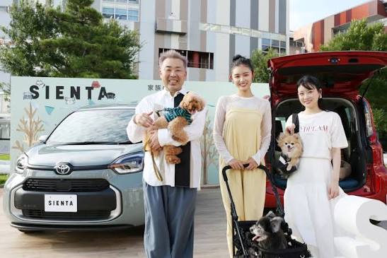 toyotamura_'s tweet photo. トヨタのシエンタが売れる理由、めちゃくちゃ分かる。
アルヴェルやノアヴォクほど大きい車はいらない。
でも、たまにじいじ・ばあばを乗せて7人で出かけたい。

・普段は4人＋後ろに荷物。
・子どもがいるからスライドドアは欲しい。
・先進装備もちゃんと欲しい。
・そして、価格は抑えたい。

この「日本の普通の子育て家庭が欲しいところ」を、絶妙なサイズに全部詰め込んだのがシエンタなんだと思う。

私の周りでも本当に乗ってる人が多い。
尖った車ではない。
でも「これでいい」じゃなくて、
「これがいい」が積み重なっている。
そりゃ売れるよなぁ。
本当にいい車。
