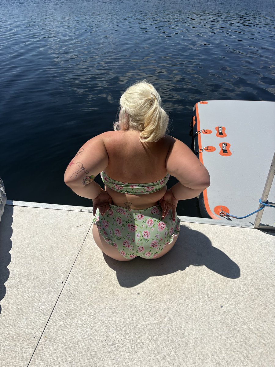 OnlyDaniXO's tweet photo. got a little pink 😉

#tanlines #plussize #bbw #bbwonlyfanw #nsfw https://t.co/2ijhJbXNot