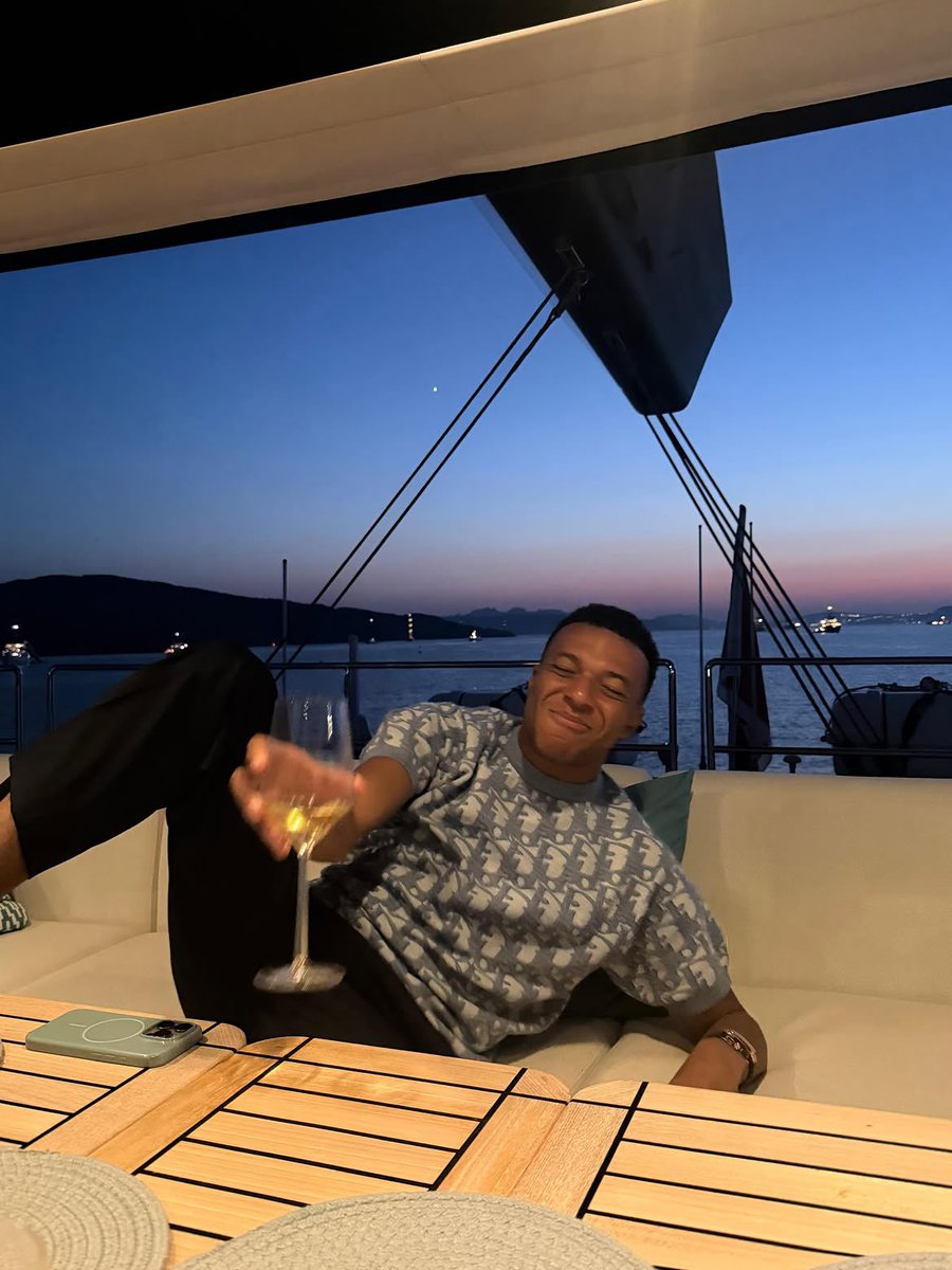 cloiskryptonite's tweet photo. mbappe’s pov                           ester’s pov https://t.co/Hrcumyy0C4