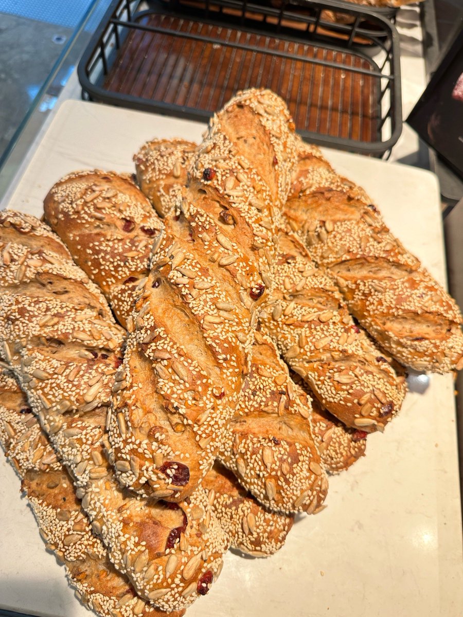 lalay0426's tweet photo. [Just stole a warm crotery right from the oven—crunchy crust, buttery center, and my morning just went from good to chef’s kiss ]， https://t.co/WzQDCfnAEQ