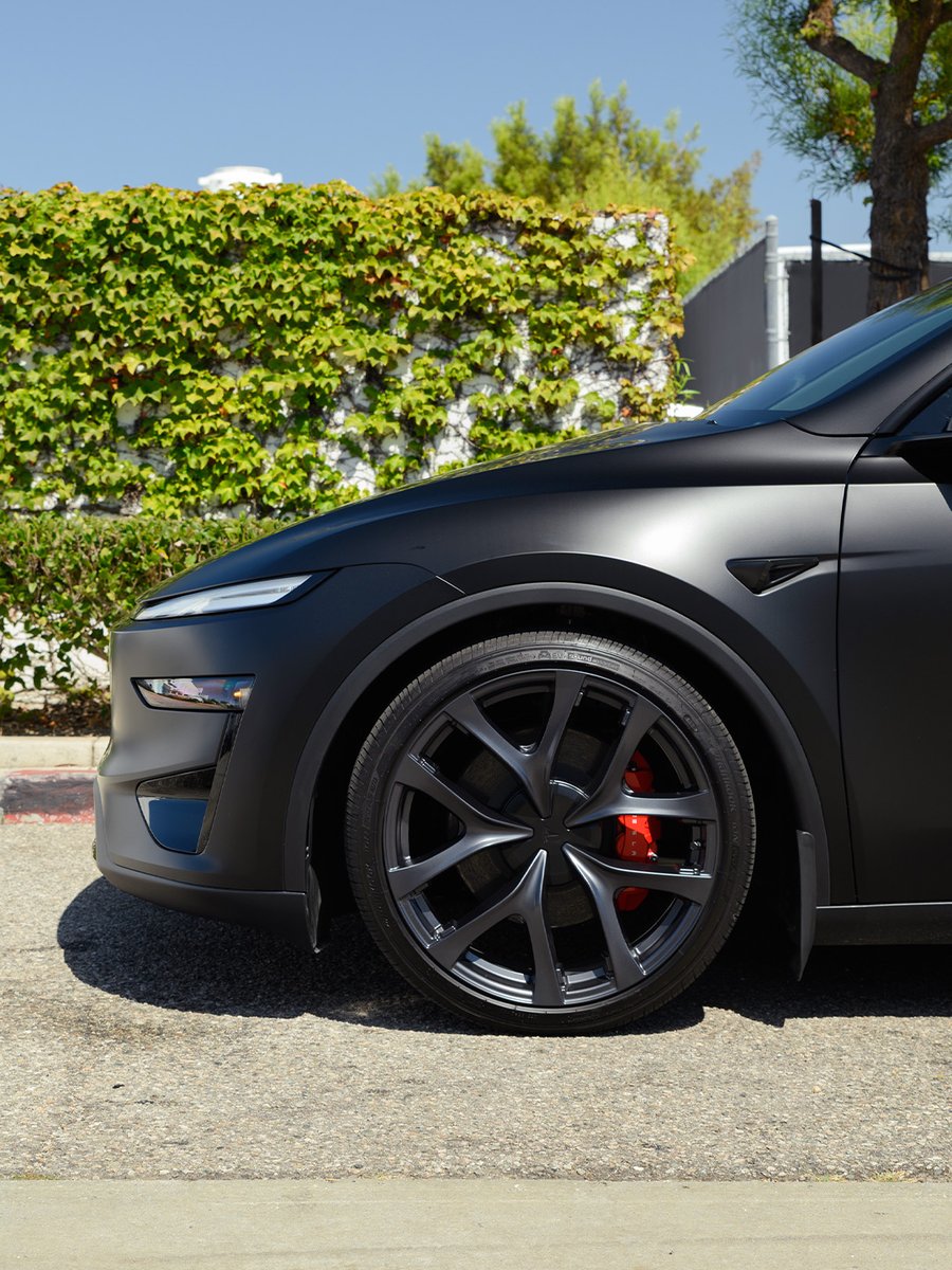 UnpluggedTesla's tweet photo. A 0.75” drop and 15mm can completely transform a Model Y Performance.

UP Moderate Dual-Rate Springs sharpen turn-in and reduce body roll, while 15mm Hubcentric Spacers bring the factory wheels flush with the fenders.

Satin Black. Lower. Wider. Dialed in. https://t.co/ZfVQlnlLhF