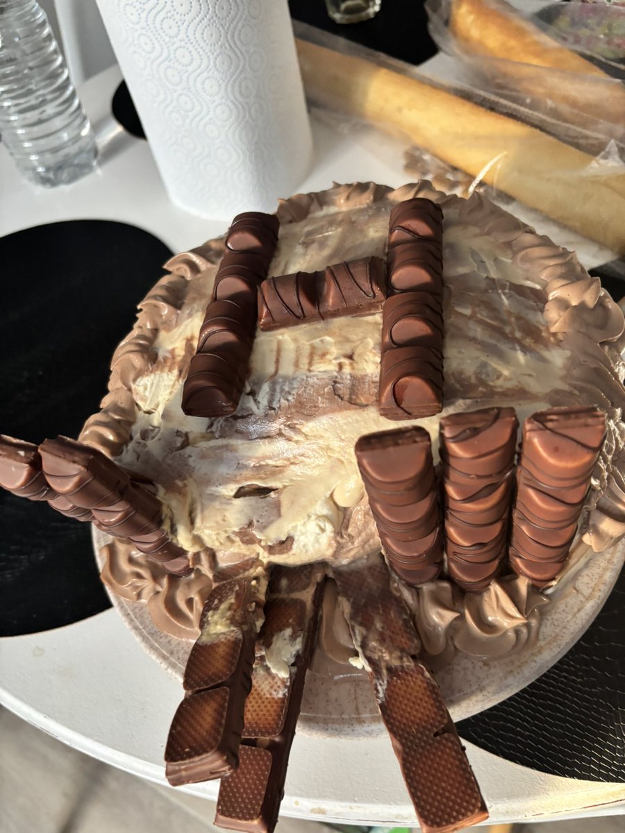 hkaamui's tweet photo. Un fumier a comparé mon gâteau à ce meme https://t.co/QwTqqLiz8o