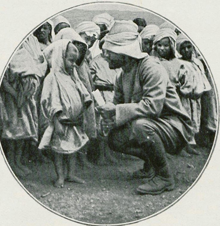 Talhaburakunlu's tweet photo. "Çok yakın bir çadırda bir bebek dünyaya geldi. Her sabah beni hürriyet içinde büyüdüklerini görmek istediğim yeni nesli düşündüren küçük çığlıklarıyla uyandırıyor. Annesi ona Enver Mansur ismini verdi. Yani muzaffer Enver."

-Enver Bey
Aralık, 1911
Ayn-el-Mansur https://t.co/lyamGaN7lj