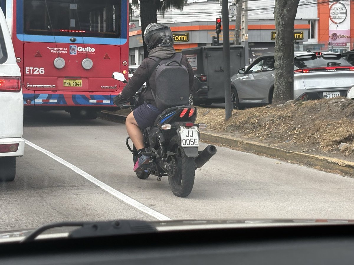 ramiro_david's tweet photo. Las motos pueden invadir el carril exclusivo del transporte público? @AMT_Quito https://t.co/r5UIxNMdFW