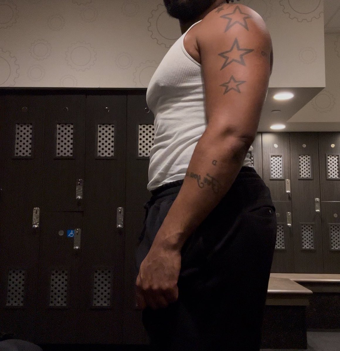 AsToldByAlix's tweet photo. 2 chest days a week really paying off 🥥🥥 https://t.co/xiL43lipHC