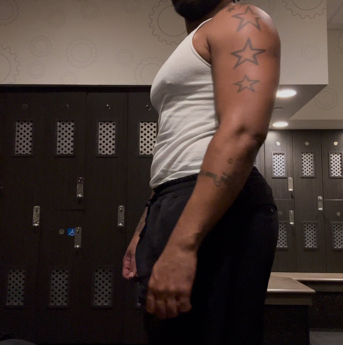 AsToldByAlix's tweet photo. 2 chest days a week really paying off 🥥🥥 https://t.co/xiL43lipHC