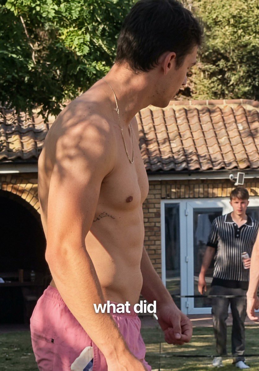 TwinkHQs's tweet photo. Hero Fienes Tiffin really got such a hot body 🤤 https://t.co/mj2B3TNgQO