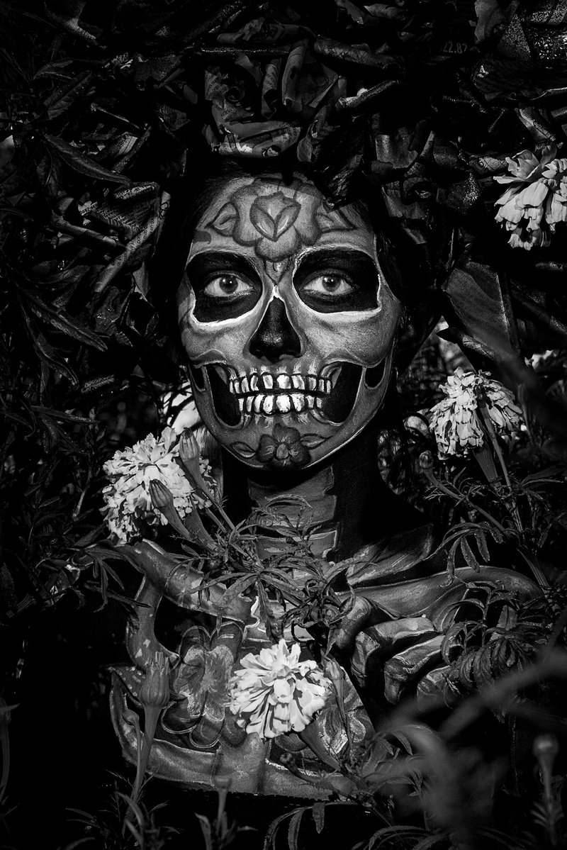 Cinetrica's tweet photo. No todo retrato busca parecer real.
Algunos buscan sentirse inolvidables.
Dream Studio.
#DreamStudio #RetratoEditorial #EditorialPortrait #BlackAndWhite #PortraitPhotography https://t.co/CuaoL9W2Iy