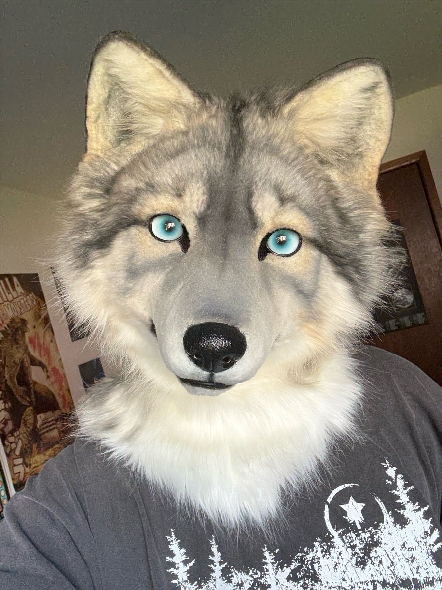 crowflightcat's tweet photo. literally shaking buy him brown contacts pls https://t.co/d2hbd4yVVJ