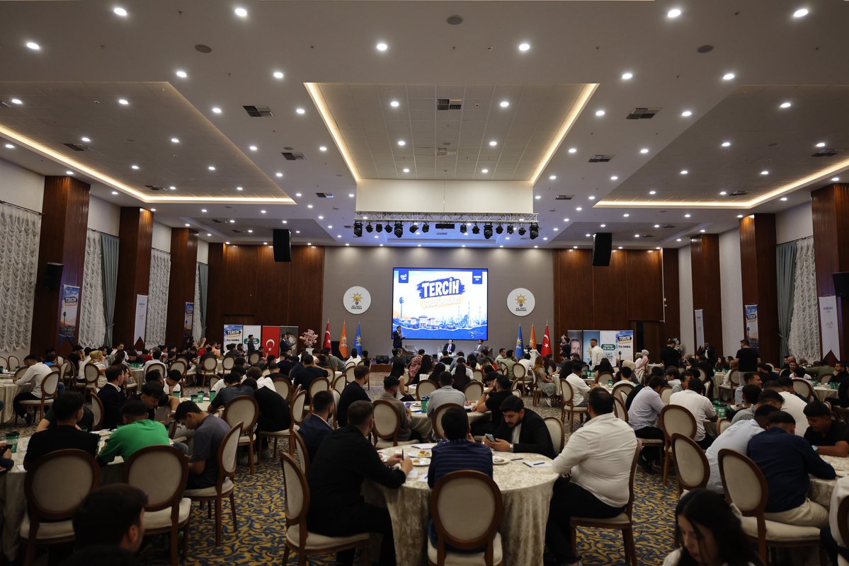 abdullah_eren's tweet photo. 🎓 AK Parti Gençlik Kolları Yeni Seçmen Birimi’nin düzenlediği “Tercih Buluşmaları” programında, üniversite eşiğindeki gençlerimizle bir araya geldik.

Genel Merkez Gençlik Kolları Başkanımız Sn. Yusuf İbiş (@avyusufibis) ile birlikte, geleceğimizi inşa edecek genç kardeşlerimize tecrübelerimizi aktardık.

🌍🇹🇷 Gönül coğrafyamızın dört bir yanında Türkiye’nin vizyonunu taşıyacak olan her bir gencimize eğitim hayatlarında yürekten başarılar diliyorum.