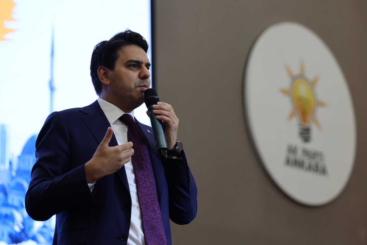 abdullah_eren's tweet photo. 🎓 AK Parti Gençlik Kolları Yeni Seçmen Birimi’nin düzenlediği “Tercih Buluşmaları” programında, üniversite eşiğindeki gençlerimizle bir araya geldik.

Genel Merkez Gençlik Kolları Başkanımız Sn. Yusuf İbiş (@avyusufibis) ile birlikte, geleceğimizi inşa edecek genç kardeşlerimize tecrübelerimizi aktardık.

🌍🇹🇷 Gönül coğrafyamızın dört bir yanında Türkiye’nin vizyonunu taşıyacak olan her bir gencimize eğitim hayatlarında yürekten başarılar diliyorum.