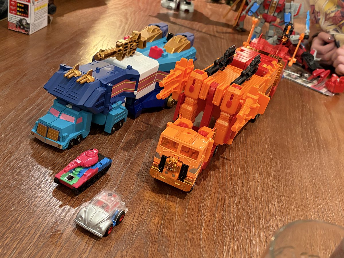 ToyboxSoapbox's tweet photo. A custom Hyperdrive. A Fire Guts God Ginrai. Custom Minibot Trapjaw &amp; Roboto. An awesomely bonkers sight in the bar at @tfnationltd this weekend. Thats some very expensive toys (though probably not too far off the bar prices of the Hilton tbf...😂 ) https://t.co/XOp0YkB4Fl