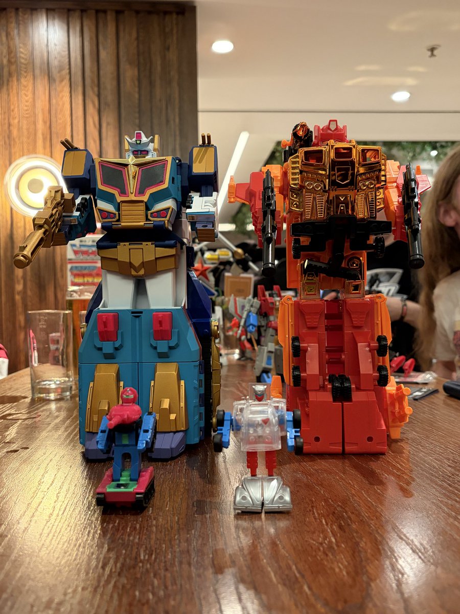 ToyboxSoapbox's tweet photo. A custom Hyperdrive. A Fire Guts God Ginrai. Custom Minibot Trapjaw &amp; Roboto. An awesomely bonkers sight in the bar at @tfnationltd this weekend. Thats some very expensive toys (though probably not too far off the bar prices of the Hilton tbf...😂 ) https://t.co/XOp0YkB4Fl