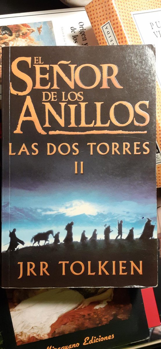 drescudoderoble's tweet photo. Tengo una importante pila de libros por leer. Algunos por trabajo, otros por placer. Y aún así he decidido colar al especial. Cuantas más veces lo leo, más me gusta 💙 https://t.co/72BvLYUehN