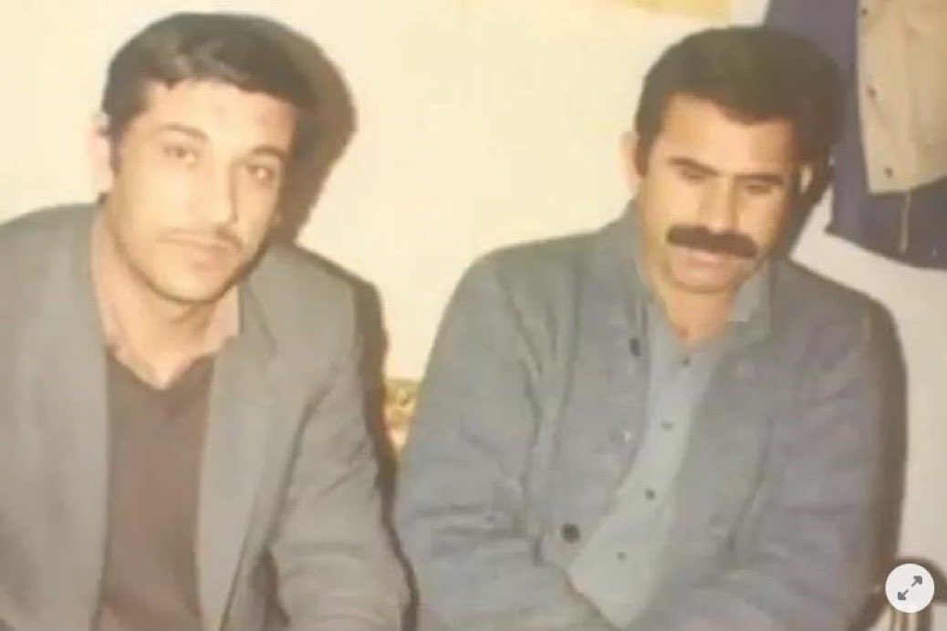 Murulgen75's tweet photo. Cemil Bayık’ı Kurtaran Tesadüfler!

“Akşam üzeri kapının zili çalındı. Kapıyı açmaya giden İbrahim Aydın, Cemil Bayık ile birlikte içeri girdi. Hâl hatır sorma faslından sonra Cemil, kendi durumunu izah etti: ‘Elazığ’da yapılan geniş çaplı operasyonda ben de gözaltına alındım, bizi Bin Sekiz Yüz Evler denilen yere götürdüler, üstümü aradılar, mark buldular, “Bunları nereden getirdin?” diye sordular, ben de “Babam Almanya’da çalışıyor, bana yolladı.” dedim. Uzun saçlarıma baktılar, üstüme başıma göz attılar, kafalarına bir şey yatmamış olacak ki beni serbest bıraktılar.’ dedi.

Cemil Bayık’ın 1979 yılı Mayıs ayında Elazığ’da gözaltına alınması ve serbest bırakılması tarihe “tesadüfi” olarak geçti.

1979 yılı Kasım ayında Urfa’da PKK Merkez Komitesinin bir toplantısı yapılır. Bu toplantıda Kürdistan’da silahlı mücadeleyi koordine edecek ve yürütecek bir askerî örgüt oluşturma kararı alınır. Örgütün komuta kademesinin kimlerden oluşacağı konusu karara bağlanır. Alınan bütün kararlar tutanaklara geçirilir, toplantı bitince alınan kararların tutanakları Cemil Bayık ile Duran Kalkan’da kalır. İki araba temin edilir, bir arabanın çamurluğunun altına toplantının belgeleri yerleştirilir.

Gerekli hazırlıklar tamamlanınca Cemil Bayık ile Duran Kalkan, Urfa’dan Mardin’e gidileceğini, iki arabanın hazır olduğunu, ilk arabaya Cemil Bay��k ile Duran Kalkan ve bir de şoförleri binecek, bu araba önde gidecek, yolu kontrol edecek, herhangi bir tehlike karşısında dörtlü sinyal verecek ve ikinci araba geri dönecekti.

Belgelerin bulunduğu arabaya PKK Merkez Komite Üyesi Mazlum Doğan, PKK Merkez Komite Üyesi Yıldırım Merkit, PKK Merkezî Basın Kurulu Üyesi Aysel Çürükkaya ve şoför Hacı binecekti. Mazlum Doğan, İbrahim Şenol; Yıldırım Merkit, Kadir Merkit; Aysel Çürükkaya, Ayşe Öztürk sahte kimliğini kullanıyordu.

Birinci araba Mardin istikametine doğru yola çıktı, ikinci araba onu izliyordu. Mardin-Urfa arasında trafik polisleri, ikinci arabanın önünü kesti, birinci arabadakiler sinyal vermeden geçip gitmişlerdi. Kuşkulu gözlerle ikinci arabanın içindekilere bakan, sorular soran trafik polisleri, arabada arama yapınca, çamurlukların altındaki belgeleri gördüklerinde, siyasi polisler olay yerine gelmişti. Bileklerine kelepçeler vurulan Mazlum Doğan, Yıldırım Merkit, Aysel Çürükkaya ve şoför Hacı (72), Urfa Emniyet Müdürlüğüne götürülmüştü.

Buradan Diyarbakır’a sevk edilerek tutuklanmışlardı.

Cemil Bayık ile Duran Kalkan’ın içinde bulunduğu arabanın sinyal vermeden geçmesi, Mazlum Doğan ve arkadaşlarının bulunduğu arabanın durdurulması da PKK’nın resmî tarihine “tesadüfi” bir olay olarak yazılacaktı.”

Susmak Ölmektir

M. Selim Çürükkaya