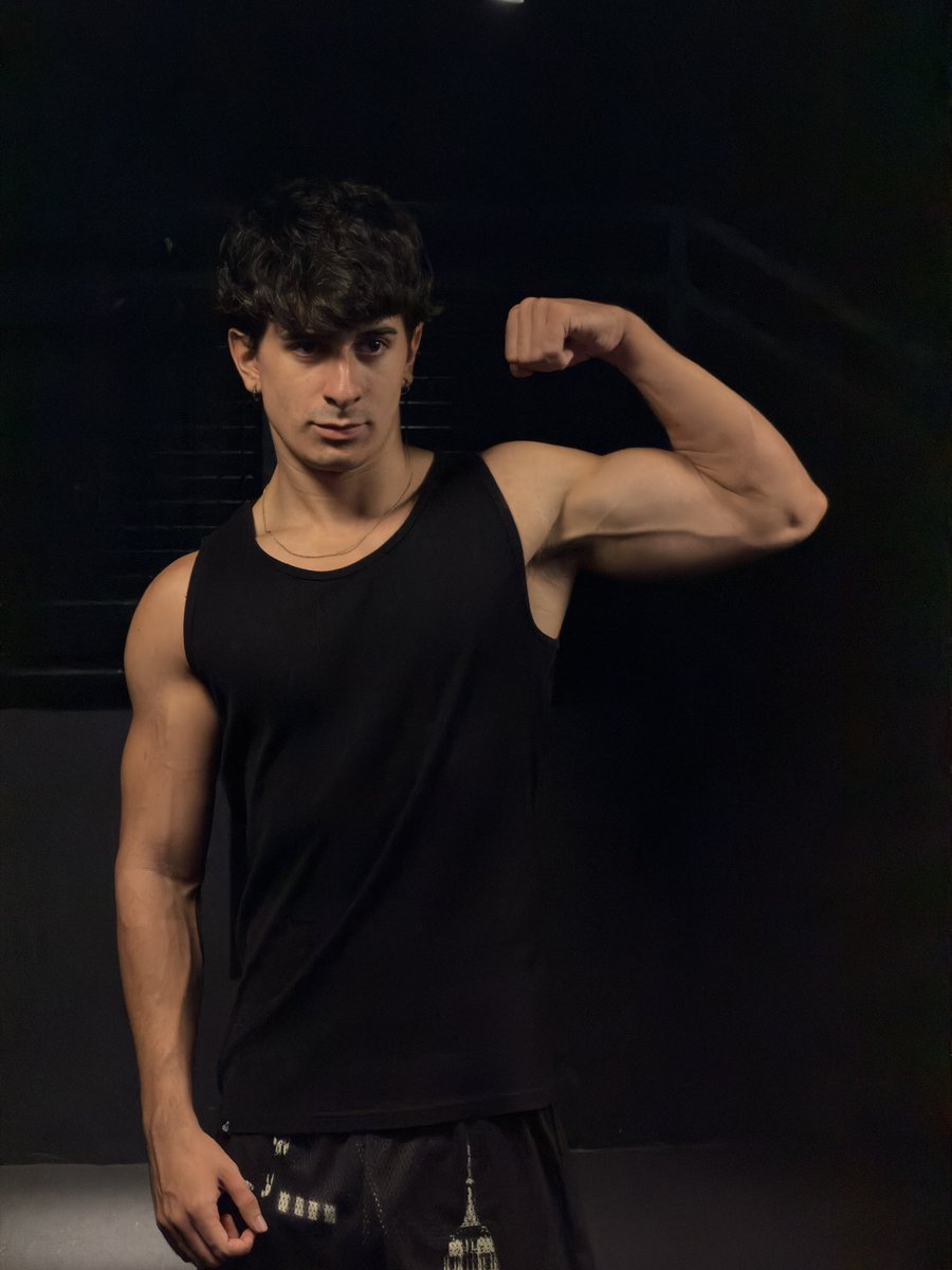 nacho_perfon's tweet photo. Oye menudo brazo tengo no?? Q opináis?? 

#gay #twink #chudai #top https://t.co/5hBcCtGEma
