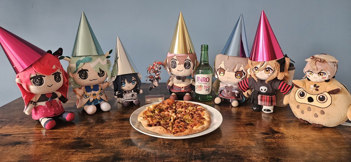 unownnnnnn's tweet photo. Threw a #holoPromise pizza party for Moom's birthday! 🍕🎂 Got her her favourite alcohol, peach soju!Happy birthday Mumei!! 🥳🥳🤎🪶 My number 1 forever! #RememberMEI #memeMEI https://t.co/GYPgaq16iI